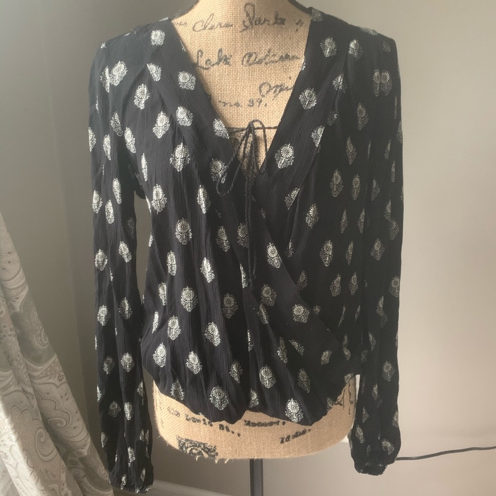 Wrap peasant top 🖤